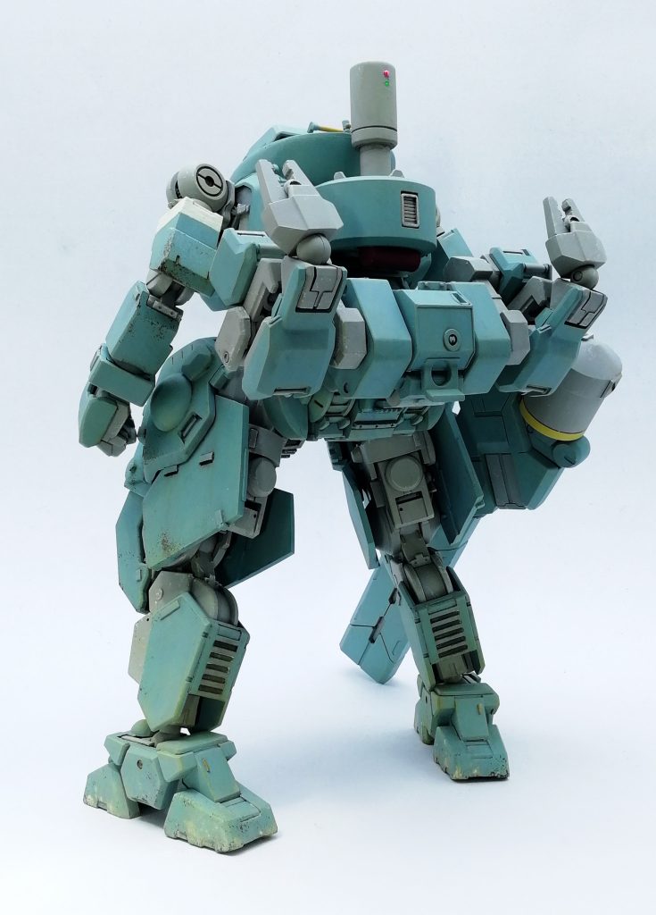 足はグリモアの付け根にゲイレールの足を短縮したものを繋げてバランスを調整したもの。
太腿横の装甲を後ろに大きく伸ばして斜めから見た際の妙なヒョロさをカバー。
膝の厚みが太腿付け根に負けていてヒョロく見えるので左右にカバーを付けてボリュームアップ。
太腿左右のカバーはグリモレイル作った時にいっぱい余った獅電の脛です。
足首は前後逆にしたので後ろの方が長いデザイン。