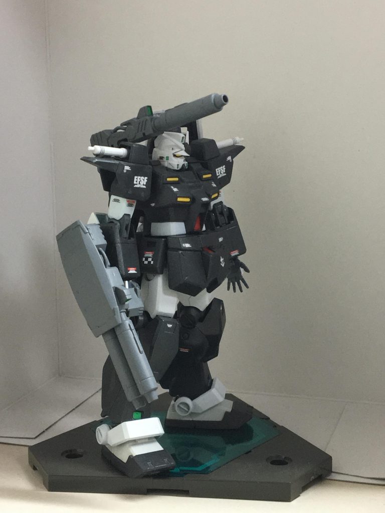 装備されてる2連ビームライフルと肩のキャノンは書籍付録のカスタムパーツを採用しています。
若干大きいですが機体がもっさりしてるから逆に良い感じになりました(´ω`)