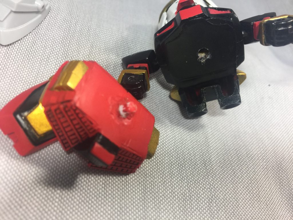 腰の軸追加。 エッチングノコギリとプラパンで四苦八苦。