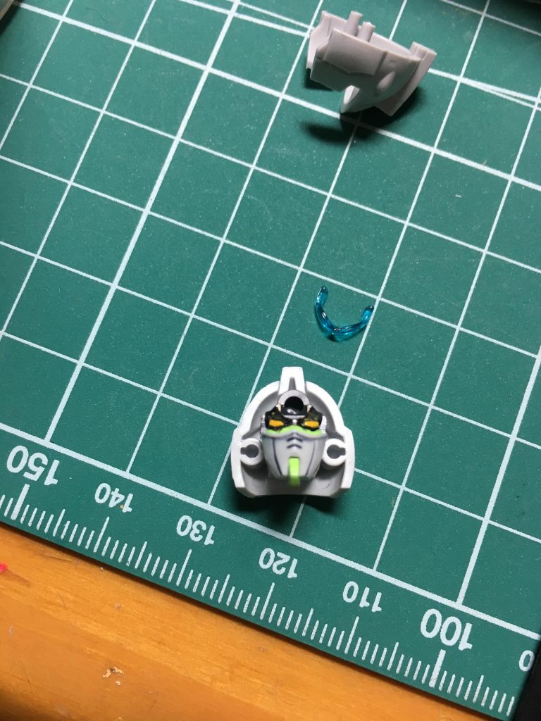 　頭部は内部を塗装し、クリアパーツもはめ込んで合わせ目を消しました。クマドリとアゴを蛍光グリーンにしたのは、付属のラインマーキングと同系色を入れた方が良いかも、という判断からです。バルカンも0.5mmピンバイスで開口。