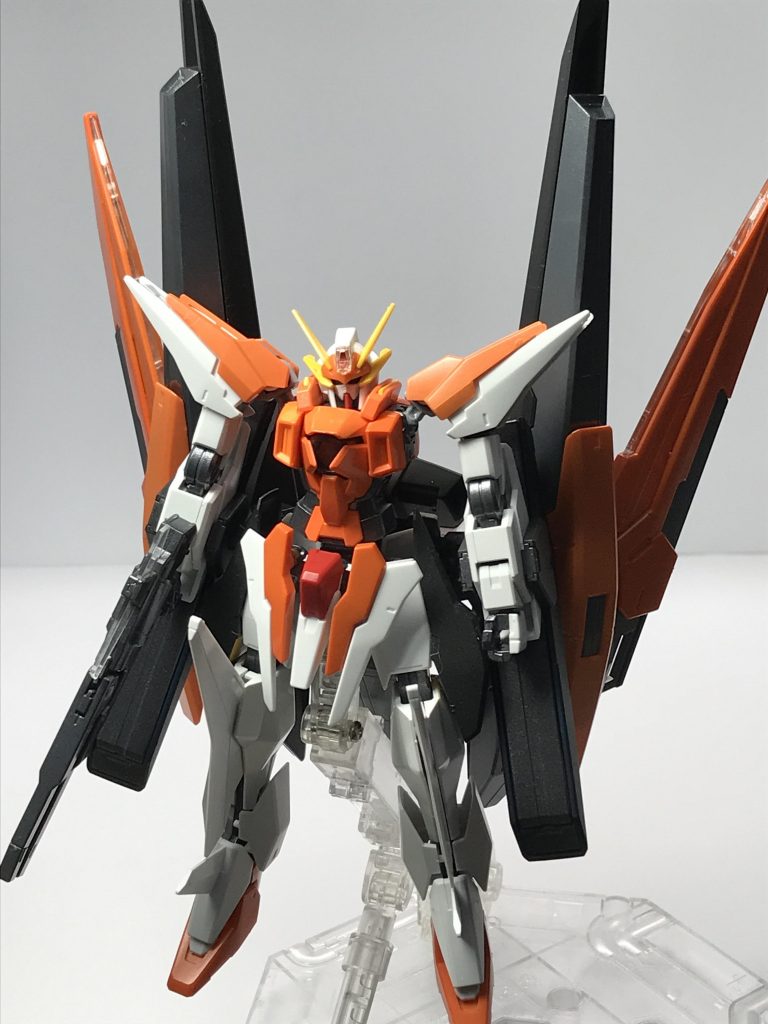 頭部、腕、脚をアリオス、胸部をキュリオス、肩や腰、バックパックをハルートでミキシングしました。
キュリオスの胸部にハルートの肩が取り付かなかったので、ダブルオーガンダムのバックパックのジョイントを切って、ピンバイスで穴を開け、接着しました。
腰もキュリオスの胸部とハルートの腰は接続パーツが違ったのでサイズが合うように改造しました。