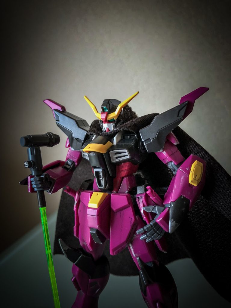 以下、機体解説
ストライクフリーダムをベースに作られたガンプラ。
運動性に優れたベース機フレームの特徴を生かした格闘戦向きの機体となっている。
インファイトに特化するため背部のウイングバインダーおよび腰のレールガンを廃止。先端が鋭利なビームシールド基部と膝、つま先はそれ自体が打突武器として機能する。
腹部のカリドゥス複相ビーム砲は拡散ビーム砲に改められ、敵機に肉薄した状態での使用で猛威を誇る。