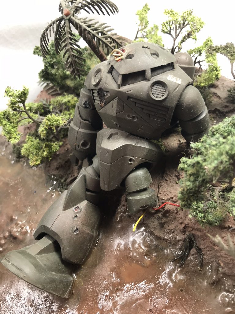 こちらの破壊されているズゴックはそこまでボロボロにはせず、丁度いいくらいのダメージ加工にしてみました。