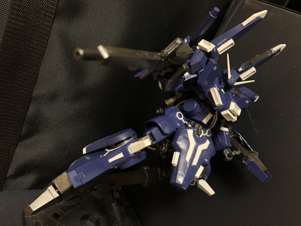 ティターンズの要求により開発が進行したが、ロールアウトを前にエゥーゴが連邦軍を掌握し、そのまま連邦軍によって開発が続行された。全3機が試作され、その内の1機が「ガンダムセンチネル」劇中においてニューディサイズにより実戦投入されている。パイロットはニューディサイズの首魁であるブレイブ・コッド大尉。α任務部隊との戦いで、ネロ9機、FAZZ部隊を壊滅に追い込むなどと、多大な被害をもたらした。最後はEx-Sガンダムとの激闘の末に人工知能「ALICE」が覚醒したEx-Sのビーム・サーベルで胴体を両断され、コッドとともに爆散している。