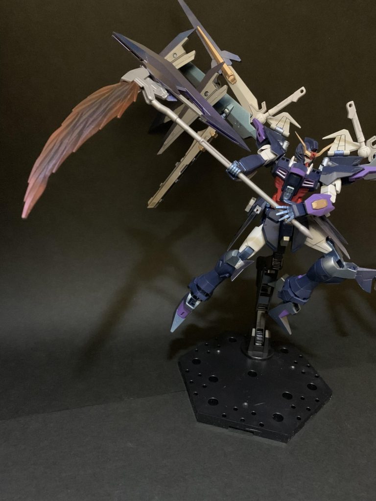 鎌。機体の調整が異なるため、ビームの色にも変化が生じる(設定)。
通常は斧で戦闘を行い、一瞬で動きを変化させてビームで切るというような変則的なスタイルでの使用も可能。