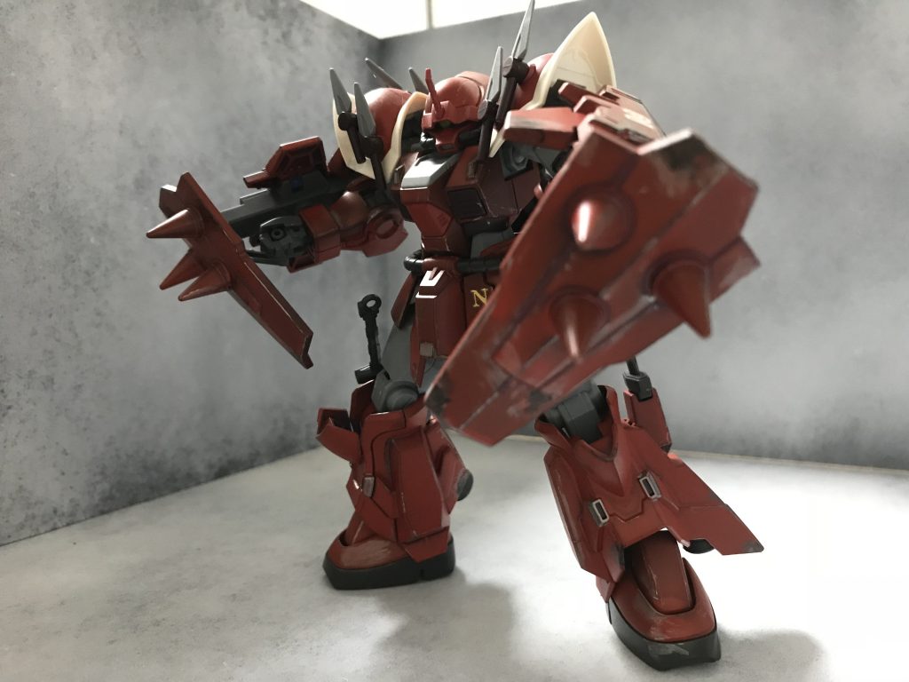 シールドで殴りつけます。