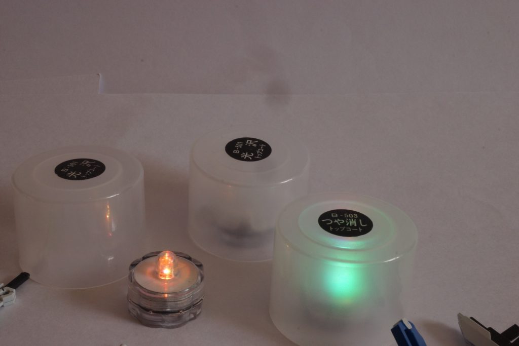 今回、1/144のデスティニーに、1/100のウイングゼロEWの翼を付けたので、普通に立たせると立ちません!(どんな日本語...)
なので、ダイバーギアの下に、画像のようなかさましパーツを用意しました。LEDライトに、トップコートスプレーのキャップをかぶせています。光が漏れて、GN粒子のような、プラフスキー粒子のような雰囲気が出てるかな~と思っています。