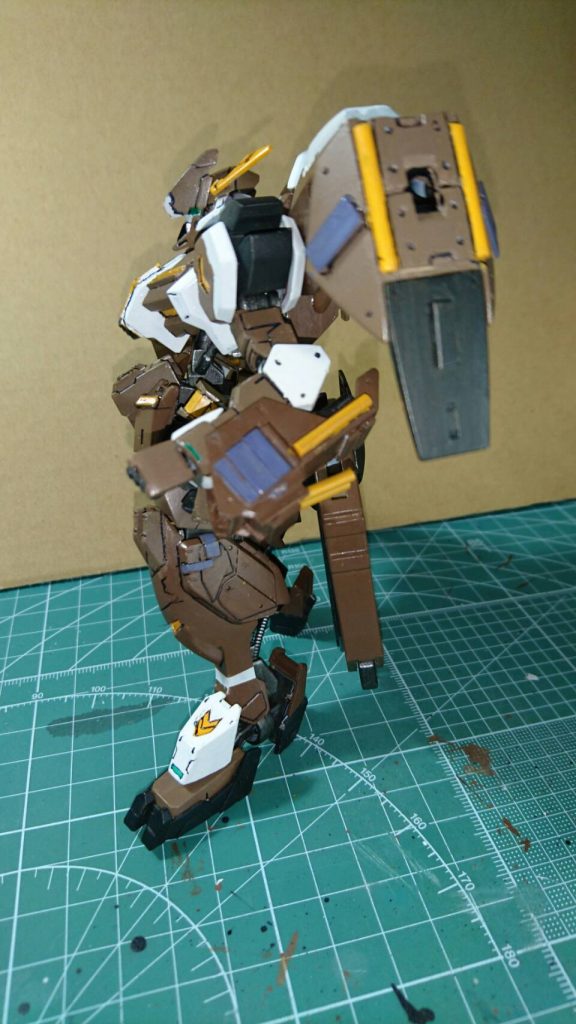 プラ板で追加装甲と追加補助ブースターを作成。一応微妙に上下？に円回転するようにはなってます