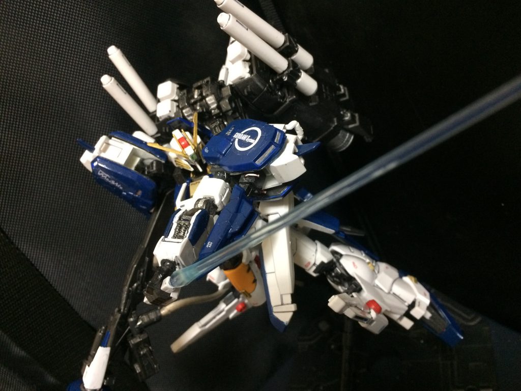 胸部パーツの変形時の応力に対する強化を兼ねたＩフィールドバリア発生装置。コクピットの防御も兼ね、機体各部の5か所のジェネレーターから常にエネルギーをチャージし、着弾時にコクピットを中心に秒単位でバリアを発生させるが、大型MAのように常時発生はできない。けっしてビーム発射装置ではない。昔はココからビーム出るって思ってました。
そう思ってた人も少なくないハズ！