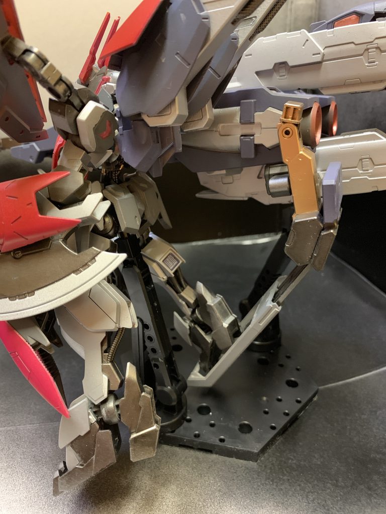 ポージングはほぼ死んでます。
クタンについていた板に足をかけることができます。未接続時はカグツチの底面につけておくこともできます。