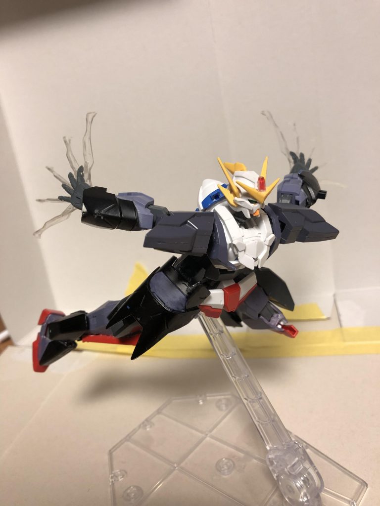 主武装のGNクロー。クロー本体での打撃や切り裂たり、ビームクローを出して切断したり貫手したりと結構近距離ではエグい