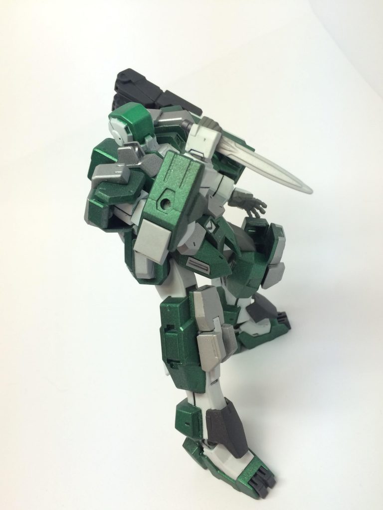 ショートナイフは、大型鉈では戦い辛い小回りの効く機体などの戦闘に用いられる