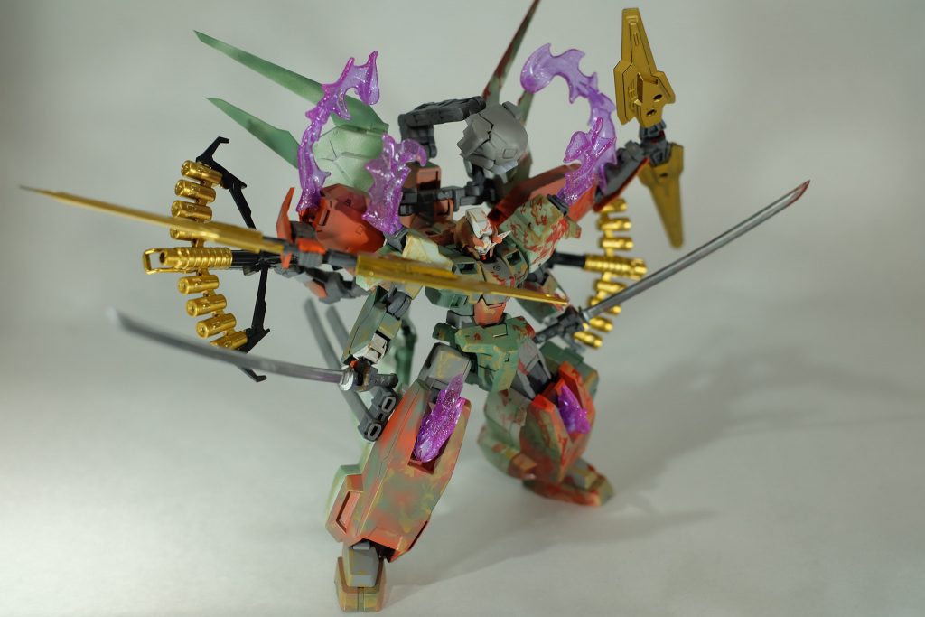 変色したGN粒子

その性質は腐食、放出された紫の粒子は
周囲のあらゆるものを腐食させる。

本機の燻んだ色もその作用によるものであり、特殊コーティングを施された専用設計の機体でさえ、この有様である。


無対策の機体などは.....