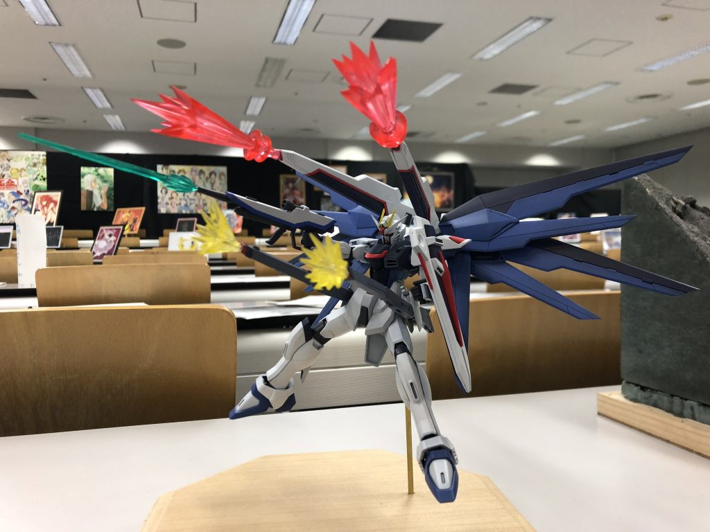 背景ごちゃごちゃしててすみません。
黒サフを使っているので全体的に暗めの色合いになっています。暗い方が手軽に