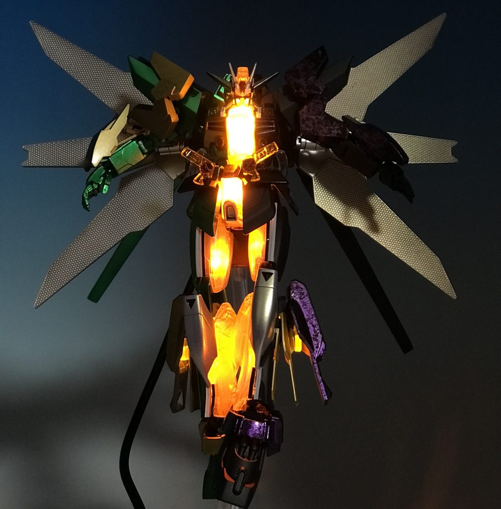 サイクロンジョーカーエクストリームがモチーフだと言ったな?あれは嘘だ。
実はゴールドエクストリームなのでした。
クリアレジンで複製&電飾で金に発光しています。