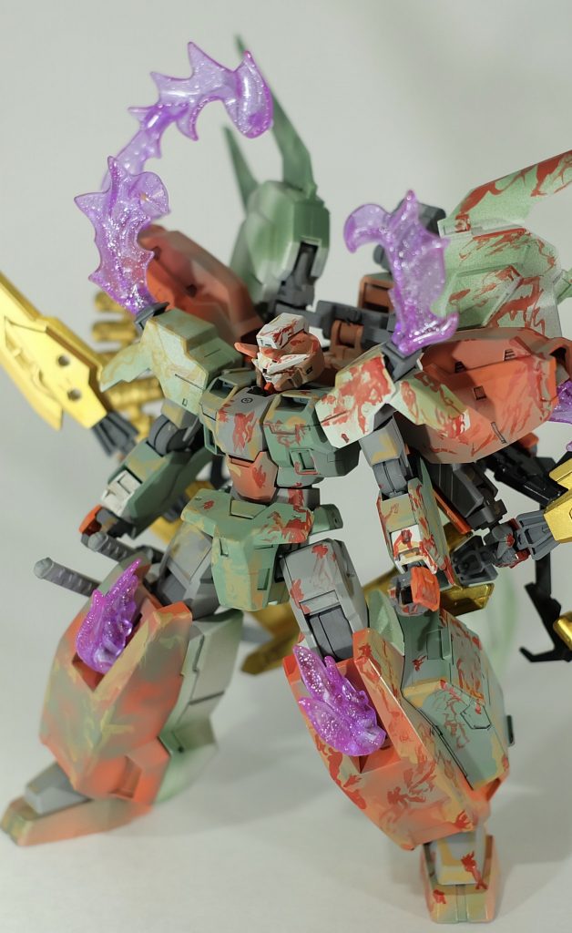 機体の動力たるGNドライブはバックパックの本体側に装備されており、セラビーと挟み込む形になる。