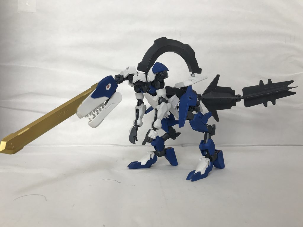 脱装備形態
肩と大腿は3mmジョイント、背部は対応するボールジョイントで武装交換が可能
交換用武装までは用意してませんが、遊びがあるってワクワクしません?