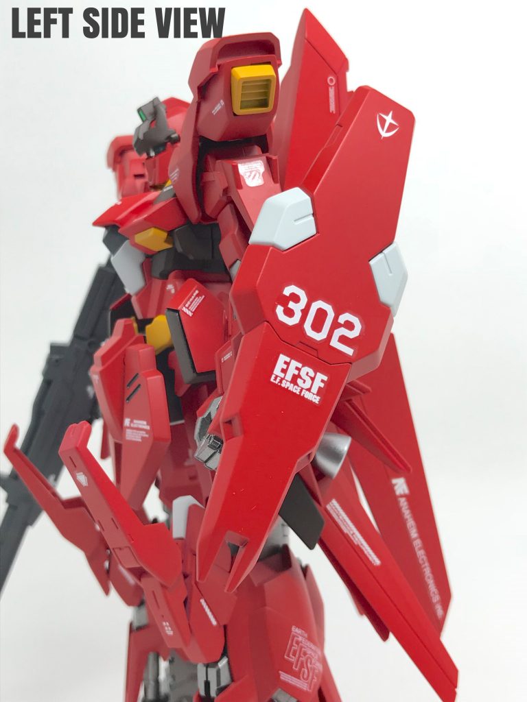 左には何のキットか判らないシールドを
装備してみました。