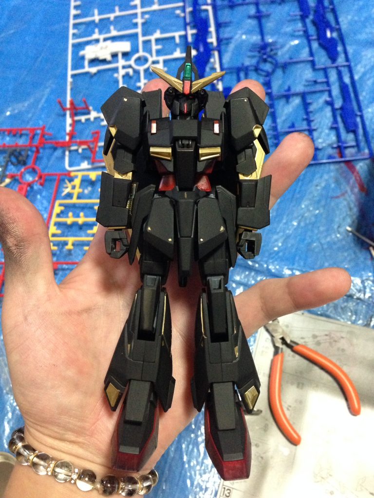 主に黒で塗装しており、差し色でダークレッドを入れています。
墨入れは金でしております。