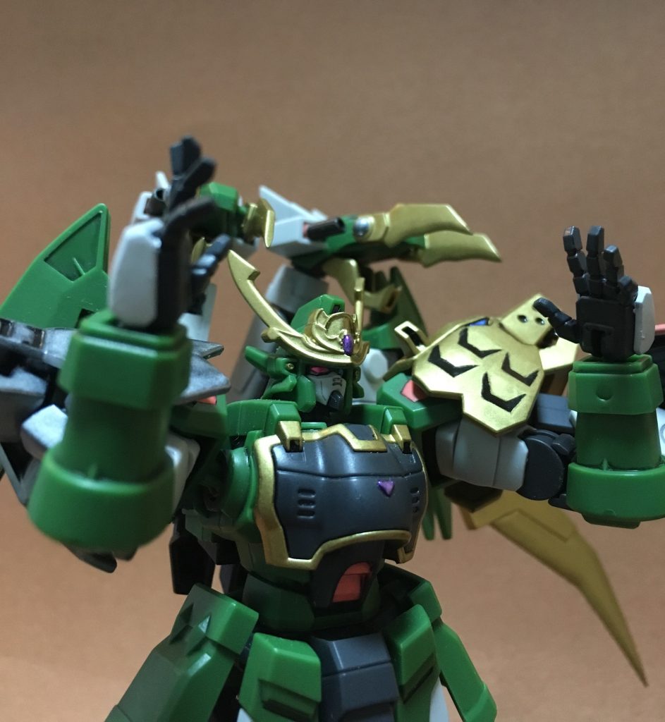 ※五飛のポーズ
メタリック部分は全て黒サフ→ウイノーブラック下地で、
金はクレオス ブルーゴールド、ウルフ拳は
クレオス ムーンストーンパールを使用しました。
カメラ部分はガイアの蛍光クリアを使用したキャンディ塗装で、
龍虎狼の眼や前立て、胸のワンポイントはクレオスのクリスタルカラー、
虎狼の牙はガイアのパールシルバーで塗装しました。