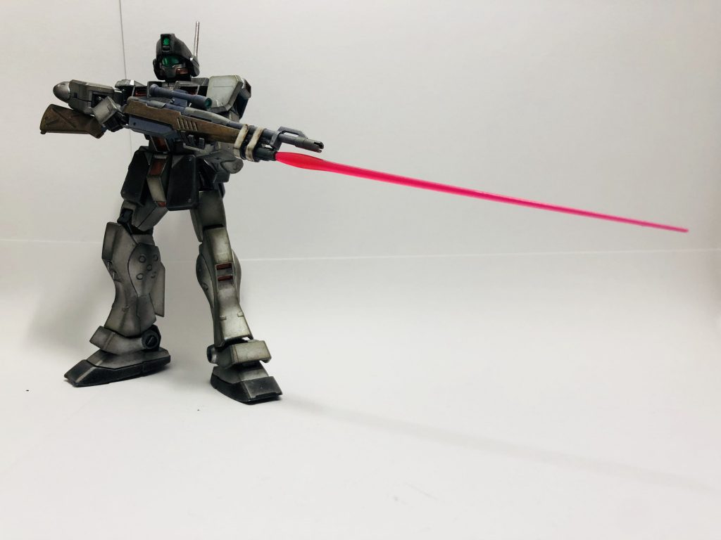 狙撃銃にアタッチメントを付けてビームサーベルを銃剣みたいに使えるようにしました!最初は瞬間接着剤で付けてたのですがすぐに取れる事と見栄えが悪くなったのでマスキングテープを細く切って巻いて固定力をアップして、ウェザリングして使い込んだ布感を出して、如何にも急造品っぽくしてみました!
