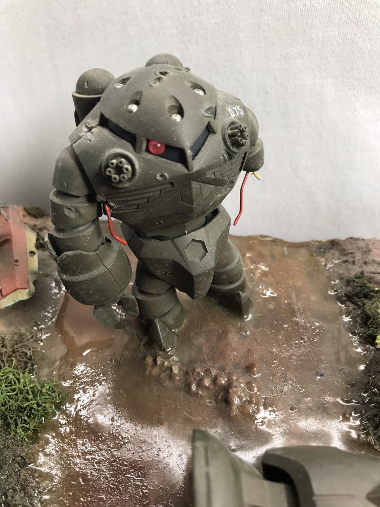 ダクトの部分にバルカンを取り付け、モノアイも100均でGETした違うパーツに付け替えました。ズゴックの赤いコードは真鍮線を使いました。