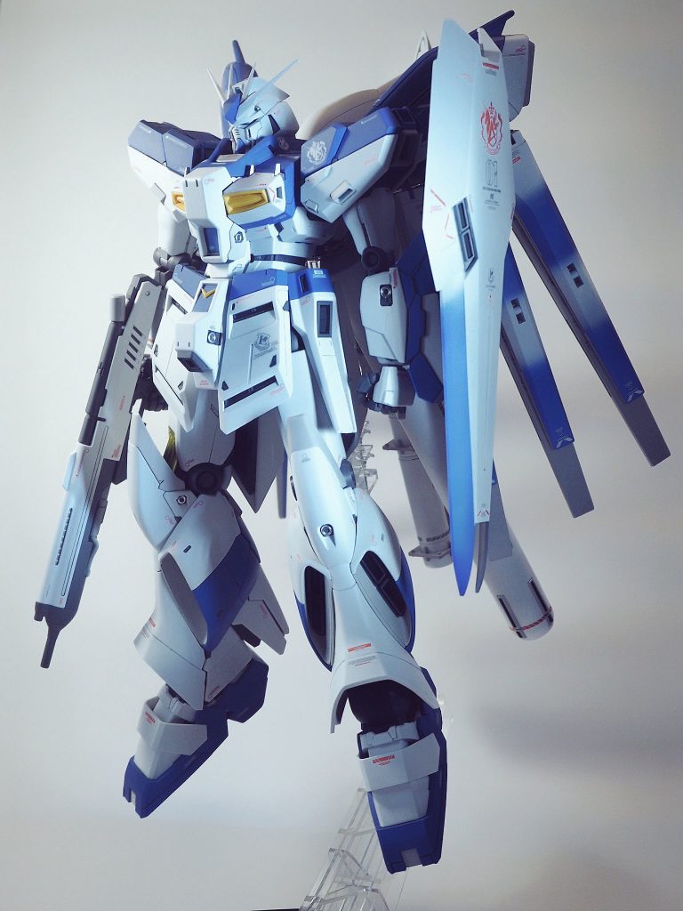 シールドは、真っ白だとちょっとあっさり過ぎたので、B-CLUBのガレキHi-νの箱絵を参考に塗り分けしてみました。