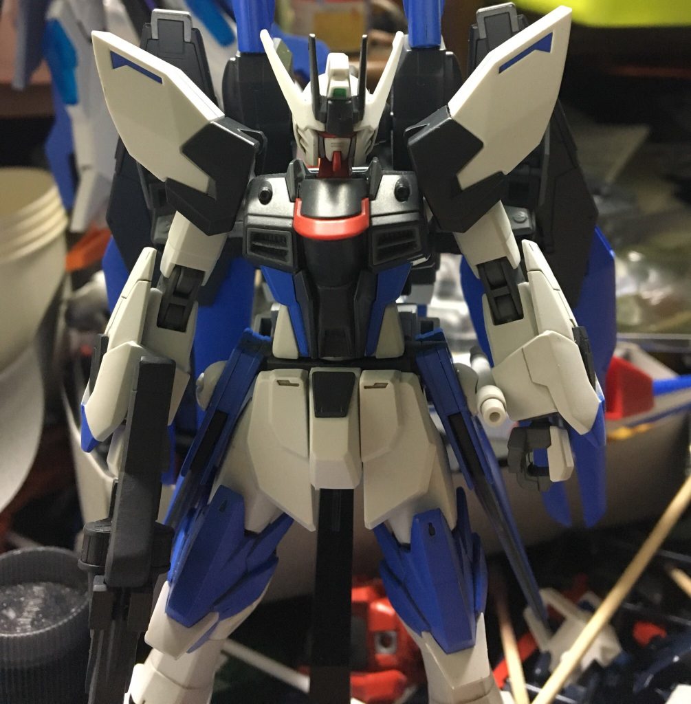 完成直前に肩の一部パーツと腕、足の関節部の色変更
肩の赤→ファントムグレー
腕、足の関節部の成型色→ニュートラルグレーに
色合いがまとまったのでよかったです。