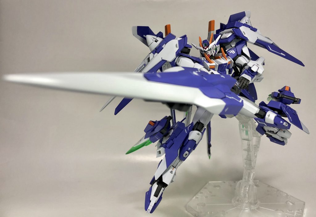 GNバスターソードII。シールド機能の付加を提案したもので、いまだに個人的には最高の攻防一体兵装です。エクシアス用は刃部が切断力を増すライザーコーティング仕様でクリアーホワイトでコートされている、という設定。