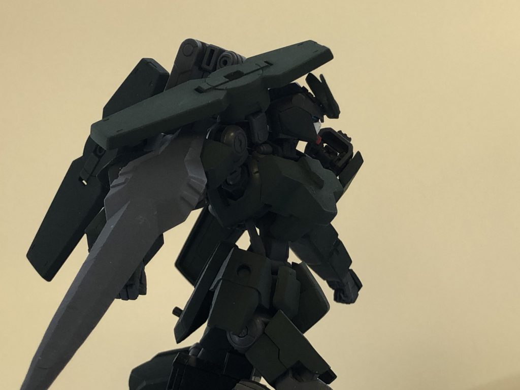 ## 武装4:腕部装備式ブレード
通常時はリアスカートに接続しているブレード。
このMSが発見された時、複数本見つかったものの1本。肘にある大きなパーツから、本来はアスタロトの持つγナノラミネートソードの系譜だと思われる。しかし完成しなかったのか、斬れ味の鋭いブレードとなってしまっている。
改造を施してあり、ヒートブレードとしても扱うことができるが本来その機能がないため高熱のあまりブレード本体が自壊してしまう諸刃の剣。