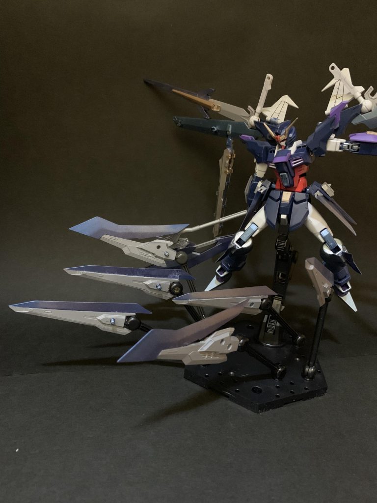 ソードドラグーンA×4、B×2。
スピード重視のAタイプと破壊力重視のBタイプ計6機を装備する。ストライクフリーダムのスーパードラグーンとダブルオークアンタのソードビットを複合させた性能を持っており、射撃能力を持たない代わりに操作可能時間と出力は高い水準を誇る。チャンピオンのAGE2マグナムも似た装備を搭載しており、攻撃力で若干劣るもののスピードと手数で勝る。