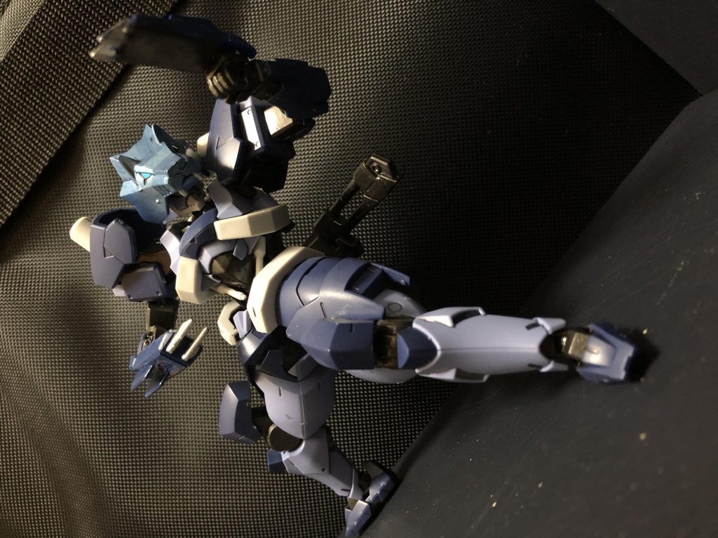 崋山「そして装甲はナノラミネートアーマーだ!当然ビームなんてモンは通用しねえ!」
oyz『....ナノラミネートアーマーですが、皆さまご存じの通りビームを弾いてしまう装甲です。ただし、それではビーム兵器を多用するGBNの世界バランスが成り立たないので、
① ビームの威力を半減する。
② ナノラミネートアーマーを使用した場合はビーム兵器を使用出来ない。
というルールを設けさせて頂きました〜。』
崋山「ん?誰か何か言ったかあ?」
oyz『....おっとっと、アブナイアブナイ...。」
