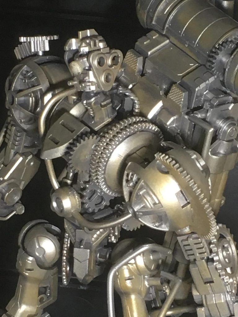 腹や胸や腰には歯車とパイプがみっしりとしてますが割と可動域は生きています。