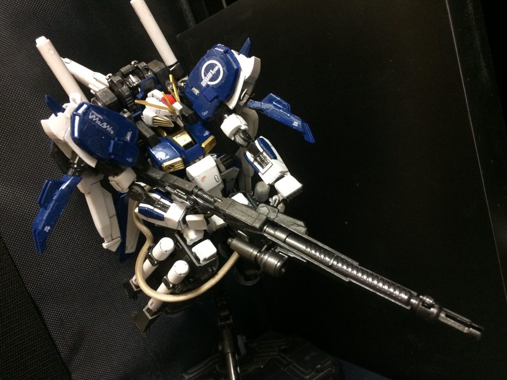 主な武装
●ビーム・スマートガン
本機の主兵装。腰部背面からジェネレーターケーブル接続されている為、威力を落とさず取り回ししやすくなっている。また、威力や弾数に制限は出来るが、ケーブルを外した状態での使用も可能である。ちなみに今更だが、このケーブルはデジカメのストラップを流用している為、強度が異常に高く、まず切断する事はない。デジカメメーカーキ○ノン製。