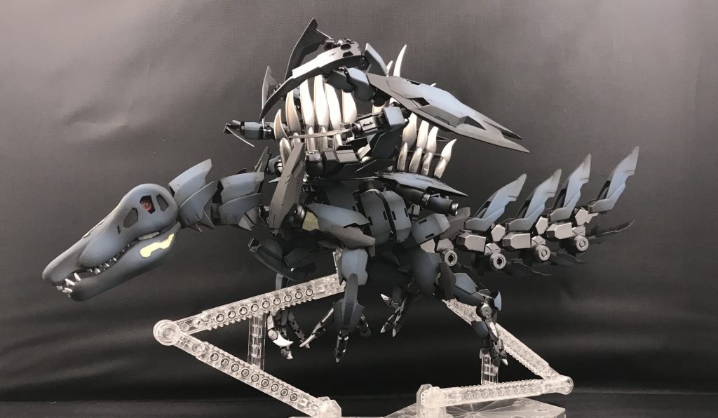 まず全身
2014年に発表されたスピノサウルスの新復元をメインのモチーフとしながら、背中に大型のマニピュレーターをマウント
HGとしてはかなりのボリュームになっているかと