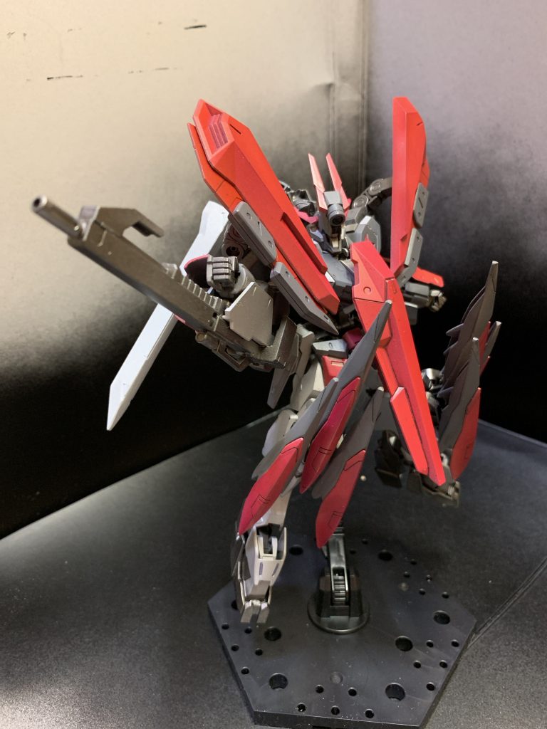 続いて武装の紹介。
120mmロングライフル改
グシオンリベイクから装備している武器を手持ちではなく腕部に装着。ジェネレーターからエネルギーを供給されるため威力は増している。