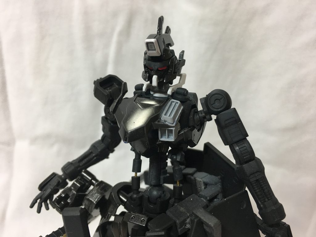 胸部はルプスのものを左側の可動域拡大のために削って左右非対称にするためバーニア型の排気口を作成。