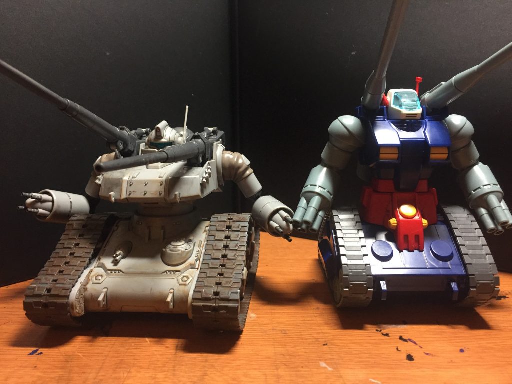 初期型と

履帯ユニットはポリキャップと同じ材質でできているらしく素晴らしい出来でした