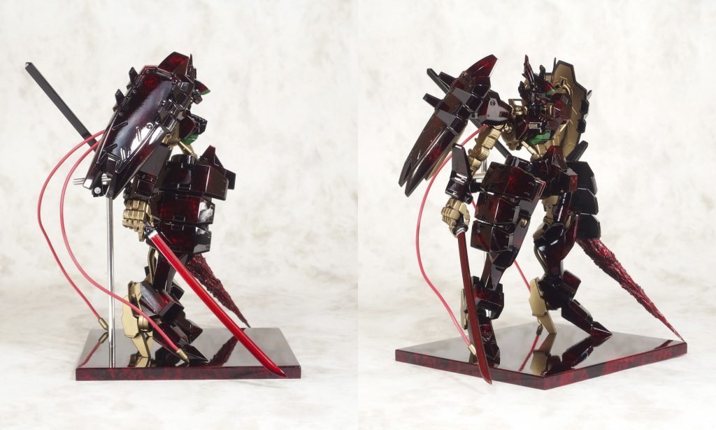 フレームは艶消しゴールド。
装甲は白と黒の蛇紋塗装の上からクリアレッドでコートしたので
普通の光源だと全体が黒に、強い光源だと赤黒く光ります。
で、カメラの露出がめっちゃ難しい。
そして光沢ダークカラーは撮影時のホコリ対策も無理ゲー。
塗装時のホコリは結構ちゃんと対策出来たんですけどね・・・