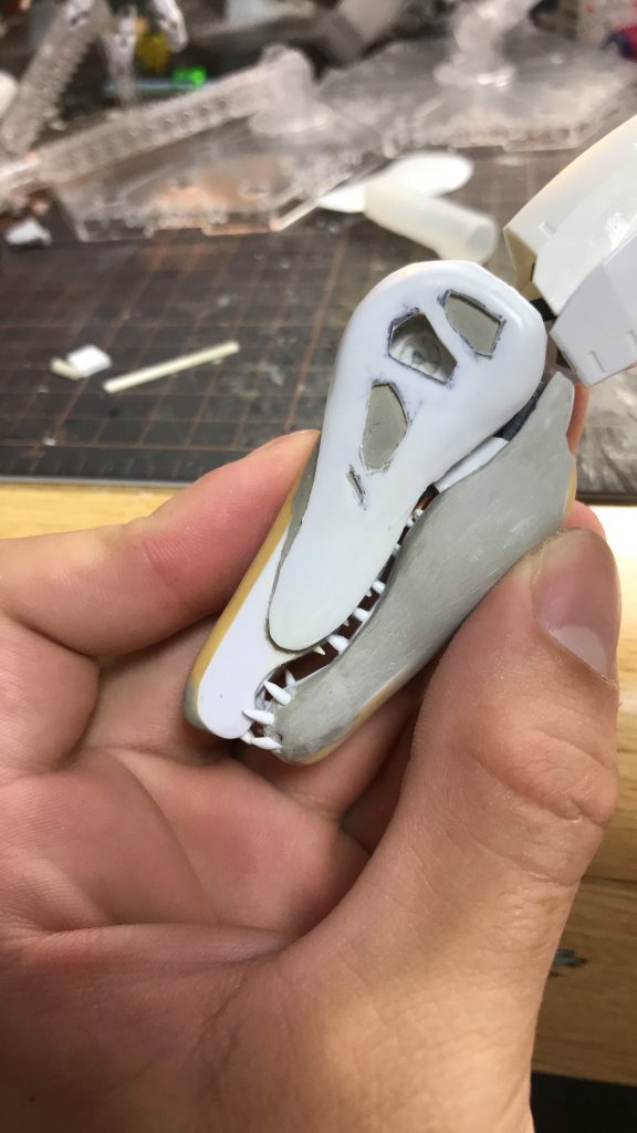 頭部
プラ板の箱組の上にパテを盛り、肉感を出した上でヒートプレスによって曲面に対応したディテールプラ板を貼り付けています
もちろん骨をイメージ
また噛み合わせを意識して歯列を配置
ピッタリ口を閉じることが出来るようになりました