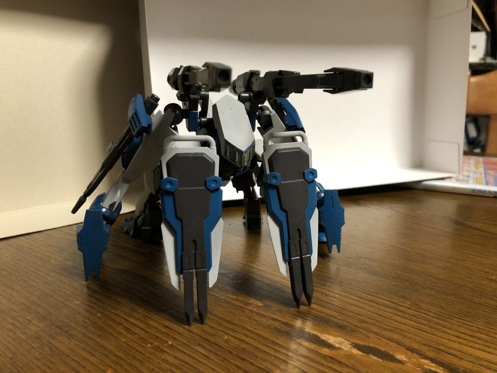 フォートレスモード
フラウロスの可変方法を用いて超長距離砲撃に特化した形態
大型レールガンを背部リアクターと接続することで驚異的な破壊力を生み出せる
シールドやサブレッグで衝撃を吸収する