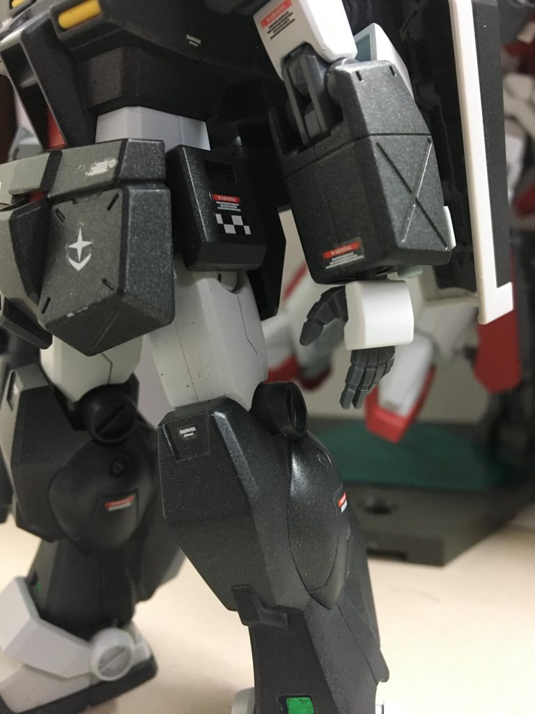 腰サイドアーマーのチェック柄が割とお気に入りです(´∀`)
ちなみにデカールはサンダーボルト汎用のものを使いました!