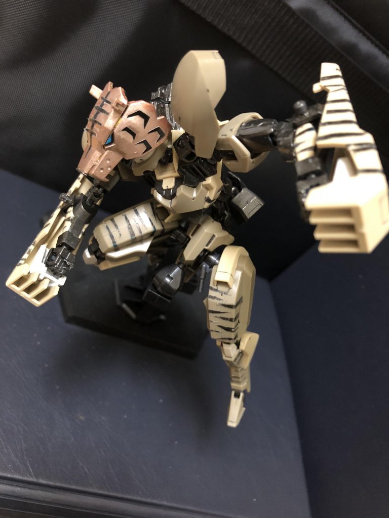 卑琉蛇「やれやれ、ようやく邪魔者は消えたかい。アタシの機体、里虎の特徴は長身を活かした”パワー“さ。ナノラミネートアーマーと龍王峡でビームは全く役に立たないから、肉弾戦になる。そこでパワーが重要になるのさ。」