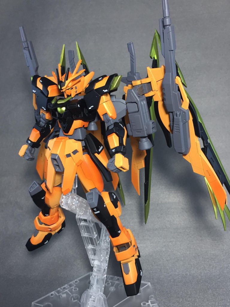 ウイングゼロ炎に
トライバーニングの手足を
付けただけのお手軽カスタムです。
本体のオレンジ色部分は
グラデーションをかけて炎っぽく。
黒い部分はデカール貼って
メリハリつけてます。