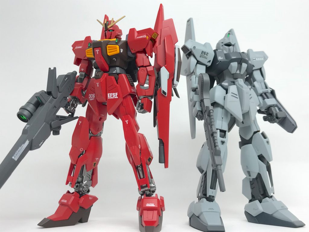 以前作成した百式ノーマル（旧）との
ツーショット。
比較して よく見ると、最早別機体ですね。
(￣▽￣;)  汗