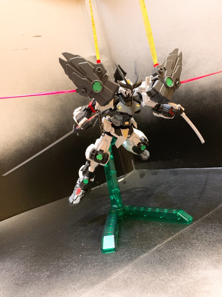 必殺技として、サブアームから展開するビームを用いた「六刀流・刃威虎(ハイドラ)」を使用できます。