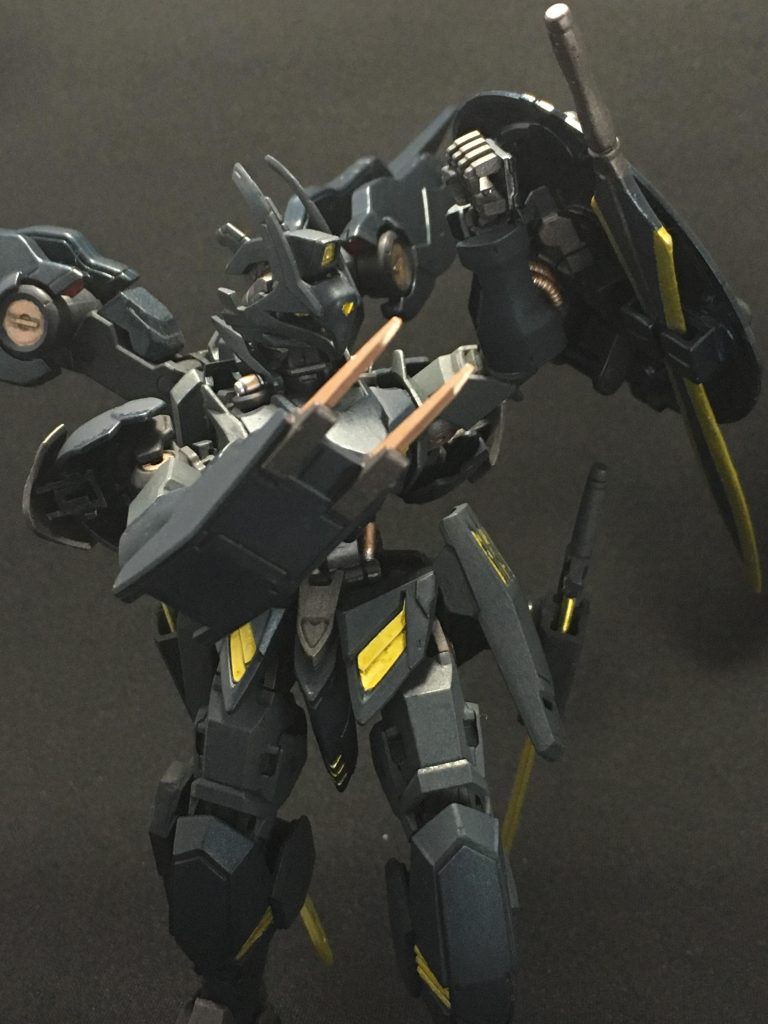 右腕に装備しているバックラーシールド。2本のクロウを装備しており接敵時に使用。
左腕のシールド裏にはグラディスを懸架可能です。