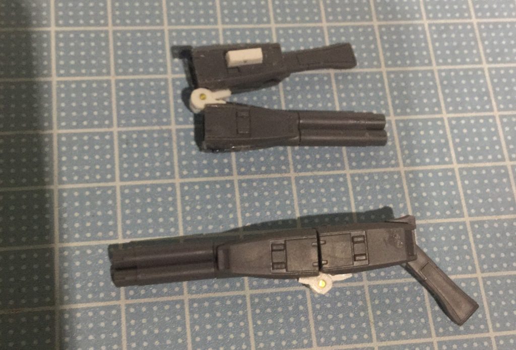 バタフライバスターはプラ板と真鍮棒で小型なヒンジを作成し、インナージョイントがなくてもガンモードとブレイドモードに切り替えができるそうに作成。