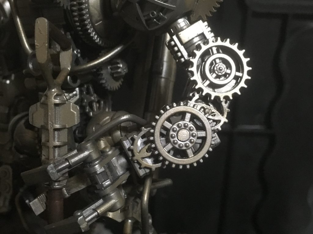 左腕の関節の動きと歯車の動きはかなり違いますがそれでもぱっと見違和感を感じさせないように考えながら歯車を外付けしてみました。