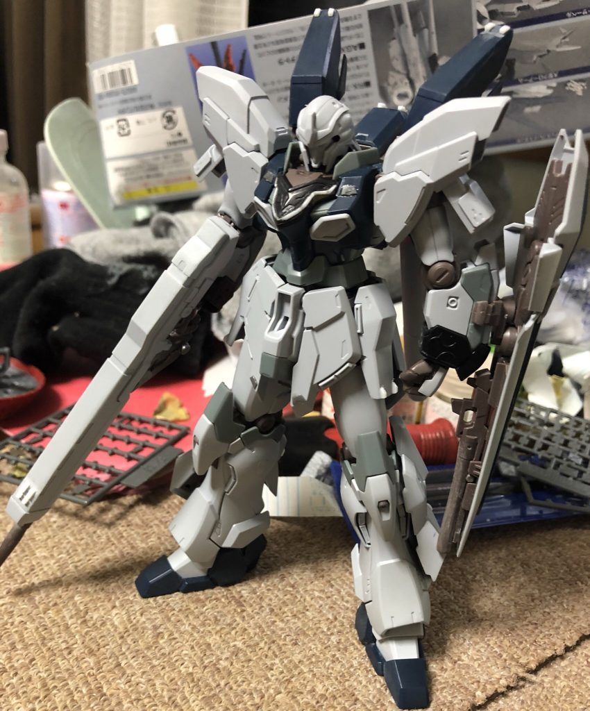 ディテアップは肩アーマーの横にある隙間(?)に加工したバーニアパーツを、エングレービングは、塗装をしやすくするためにプラ材やエポキシパテを